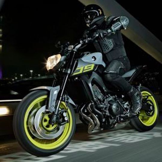Yamaha reagiert auf die Kritik an der Motorabstimmung des Erfolgsmodells MT-09 und spendiert dem enorm gefragten Bike gleich noch eine Traktionskontrolle dazu. Yamaha reagiert auf die Kritik an der Motorabstimmung des Erfolgsmodells MT-09 und spendiert dem enorm gefragten Bike gleich noch eine Traktionskontrolle dazu.
