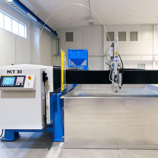 Highlight der Water Jet Annual Show war eine große 5-Achsen-Maschine, konstruiert für das dreidimensionale Schneiden in verschiedenen Arbeitsebenen. Highlight der Water Jet Annual Show war eine große 5-Achsen-Maschine, konstruiert für das dreidimensionale Schneiden in verschiedenen Arbeitsebenen.