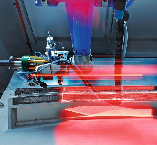 Hier ist die Dynamik eindrucksvoll festgehalten, mit der Robotersysteme bei der Be- und Verarbeitung von Faserverbundwerkstoffen oder den Ausgangsmaterialien dafür eine Produktionskette wirkungsvoll und produktiv unterstützen können. Hier ist die Dynamik eindrucksvoll festgehalten, mit der Robotersysteme bei der Be- und Verarbeitung von Faserverbundwerkstoffen oder den Ausgangsmaterialien dafür eine Produktionskette wirkungsvoll und produktiv unterstützen können.