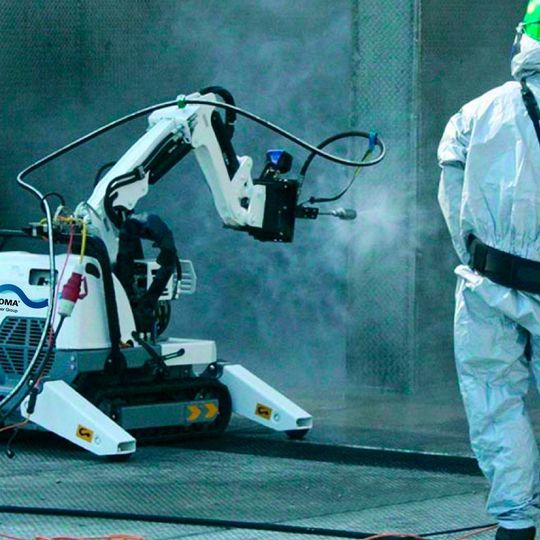 Manipulatoren wie der Jetty von Woma ermöglichen eine Fernsteuerung des Höchstdruckgeräts außerhalb der Gefahrenzone. Manipulatoren wie der Jetty von Woma ermöglichen eine Fernsteuerung des Höchstdruckgeräts außerhalb der Gefahrenzone.