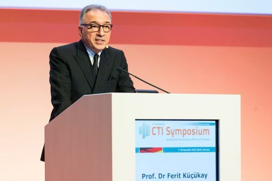 Prof. Ferit Küçükay, Direktor des Instituts für Fahrzeugtechnik an der Technischen Universität Braunschweig, stieß beim vergangenen CTI-Symposium die Diskussion über Dedicated Hybrid Transmission (DHT) an. Prof. Ferit Küçükay, Direktor des Instituts für Fahrzeugtechnik an der Technischen Universität Braunschweig, stieß beim vergangenen CTI-Symposium die Diskussion über Dedicated Hybrid Transmission (DHT) an.