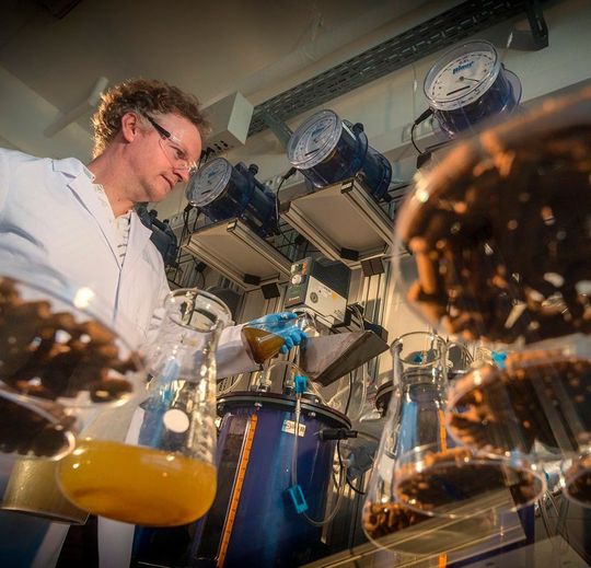 Marcell Nikolausz testet im Labor, wie die Biogasproduktion über die Fütterungsfrequenz gesteuert werden kann. Marcell Nikolausz testet im Labor, wie die Biogasproduktion über die Fütterungsfrequenz gesteuert werden kann.