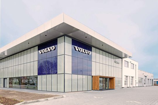 Im neu gebauten Karlsruher Autohaus werden die Fabrikate Volvo und Jaguar/Land Rover vertrieben.