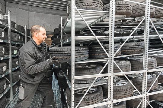 In der Hamburger Halle der Firma Hamann lagert Betriebsleiter Marco Kollenda rund 35.000 Räder. Die meisten stammen von Autohäusern, die für die Einlagerung der Kundenräder keinen Platz haben. In der Hamburger Halle der Firma Hamann lagert Betriebsleiter Marco Kollenda rund 35.000 Räder. Die meisten stammen von Autohäusern, die für die Einlagerung der Kundenräder keinen Platz haben.