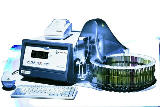 Abb. 1 Auch für die Untersuchung von Biodiesel geeignet: Das SVM 3000 mit Probenwechsler Xsample 460 erlaubt eine automatische Bestimmung der Dichte und Viskosität von bis zu 96 Proben. Abb. 1 Auch für die Untersuchung von Biodiesel geeignet: Das SVM 3000 mit Probenwechsler Xsample 460 erlaubt eine automatische Bestimmung der Dichte und Viskosität von bis zu 96 Proben.