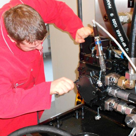 Die Effektivität einer Baumaschine steht und fällt mit der Qualifikation der Menschen die sie hegen und pflegen. Die Effektivität einer Baumaschine steht und fällt mit der Qualifikation der Menschen die sie hegen und pflegen.