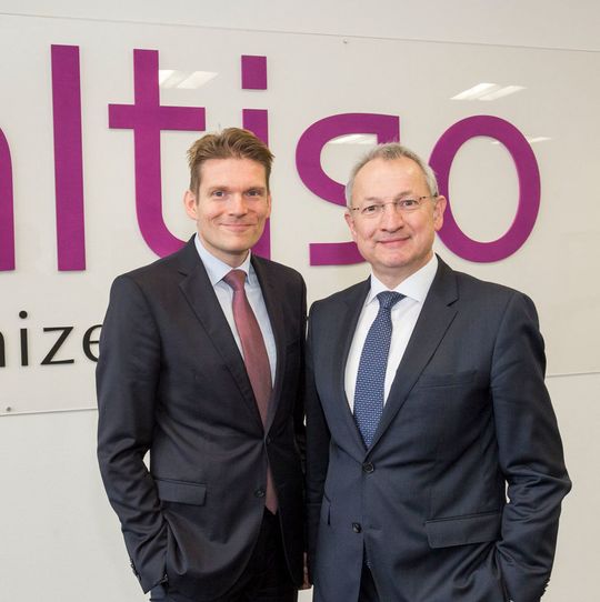 Saltigo-Chef Wolfgang Schmitz (rechts) geht in Ruhestand. Nachfolger wird zum 1. April Dr. Torsten Derr. Saltigo-Chef Wolfgang Schmitz (rechts) geht in Ruhestand. Nachfolger wird zum 1. April Dr. Torsten Derr.
