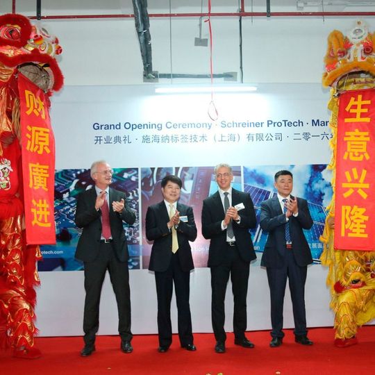 Thomas Köberlein, Geschäftsleiter von Schreiner Protech, Chen Jianqing, General Manager des Industrieparks Fengxian, Roland Schreiner, Geschäftsführer der Schreiner Group, und Jamie Long, General Manager der Schreiner Group Ltd. China, erleben den traditionellen chinesischen Löwentanz zur Eröffnung (von links). Thomas Köberlein, Geschäftsleiter von Schreiner Protech, Chen Jianqing, General Manager des Industrieparks Fengxian, Roland Schreiner, Geschäftsführer der Schreiner Group, und Jamie Long, General Manager der Schreiner Group Ltd. China, erleben den traditionellen chinesischen Löwentanz zur Eröffnung (von links).