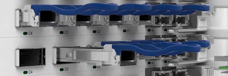 Betreiber der FSP 3000 CloudConnect können mit dem MicroMux-Modul, einem QSFP28-Adapter, eine 100GbE-Kundenschnittstelle aufteilen.