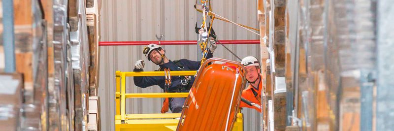 Für eine Rettungsübung in 38 m Höhe hat BLG Logistics den Freiwilligen Feuerwehren Verden und Achim sowie der Höhenrettung der Feuerwehr Oldenburg kürzlich an einem Sonntag das Hochregallager in Bremen zur Verfügung gestellt.