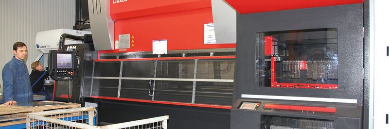 Auf der Amada-Abkantpresse HD 1003 ATC können die Mitarbeiter bei Dreeskornfeld rüstintensive Teile besonders schnell fertigen.