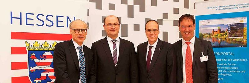Alexander Schroth, Vorstandsvorsitzender der AKDB, Albert Füracker, Staatssekretär im Bayerischen Finanzministerium, Hessens Innenminister Peter Beuth sowie Ulrich Künkel, Geschäftsführer ekom21 nach der Vertragsunterzeichnung