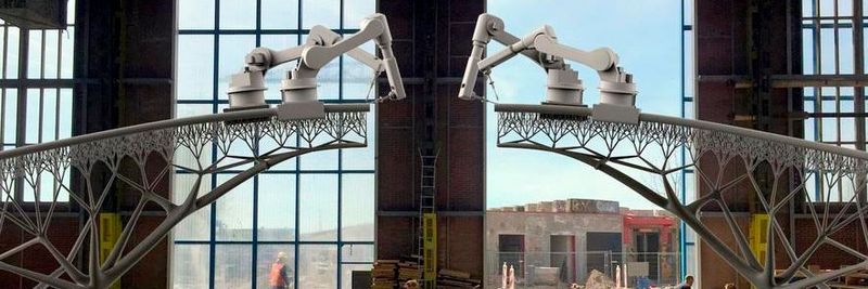 Simulation eines Brückenbaus per Roboter: Die Roboter fahren auf den von ihnen selbst gefertigten Stahlelementen. Der 1500 °C heiße Stahl wird praktisch in die Luft gespritzt und erstarrt.