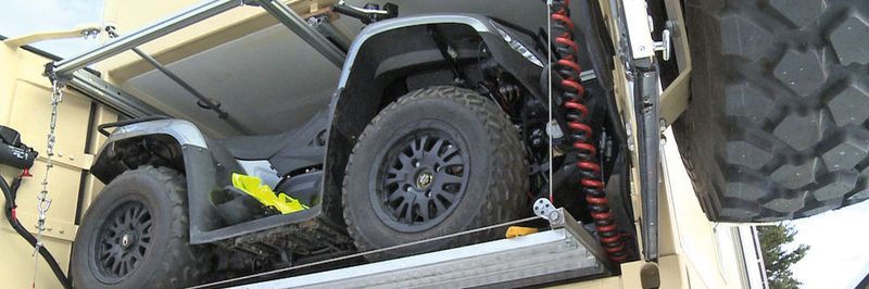 Ein komplettes Quad oder ein Motorrad kann als Begleitfahrzeug mit auf große Offroad-Reise gehen.