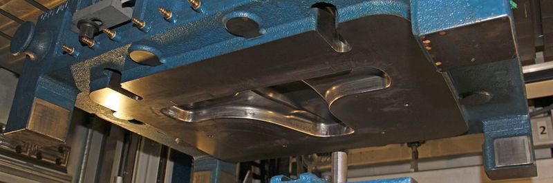 Blick in ein Presshärtewerkzeug: Um die notwendigen Eigenschaften zu erreichen, werden die Oberflächen, die das heiße Blech berührt, mittels Plasmanitrieren gehärtet.