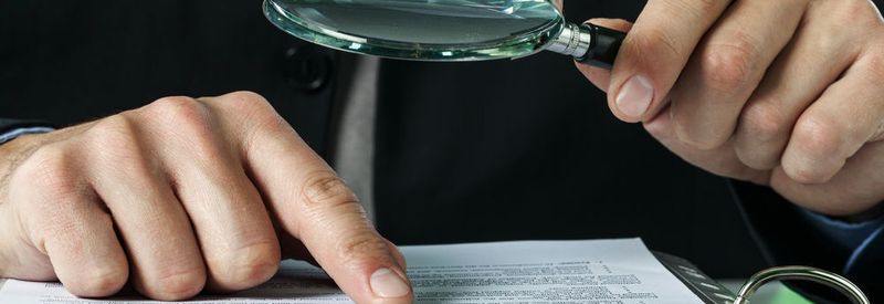 Aufs Kleingedrucke kommts an. Bei der Vertragsgestaltung im Großanlagenbau lauern eine Menge Fallstricke.