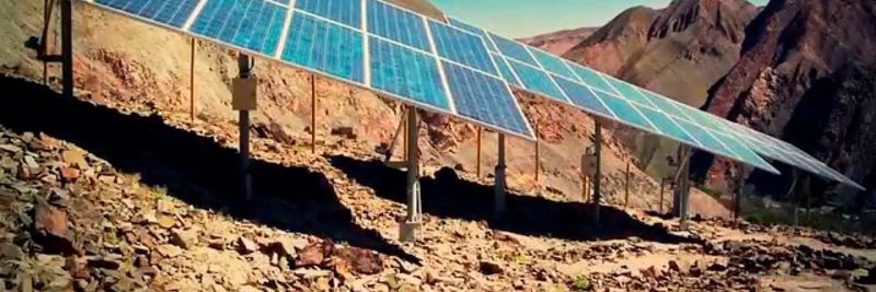 Solaranlage des Dorfes Huatacondo in Chile