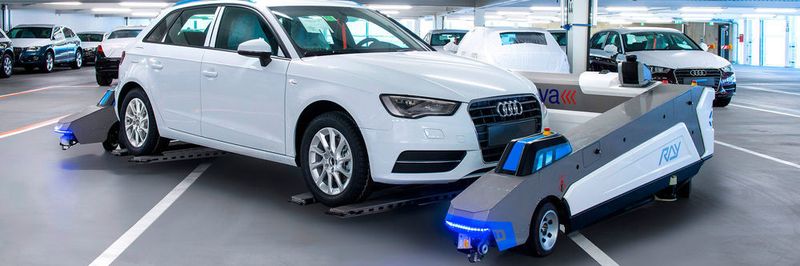 „Ray“ von Serva Transport Systems passt sich an die Maße jedes Pkw an und transportiert sie zum automatisch ermittelten Stellplatz.