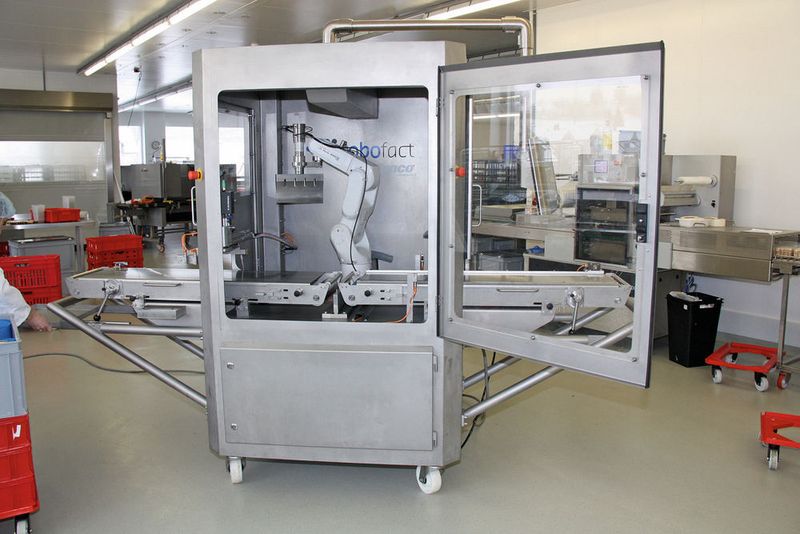 Kein Käse: Robofact konzipierte eine Zelle mit Fanuc-Roboter, um gleichmässige Scheiben von Käselaiben abzuschneiden.