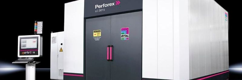 Steuerungs- und Schaltanlagenbauer können mit der Perforex LC 3015 neben Flachteilen auch komplette Gehäuse und Schaltschränke per Laserschneiden schnell und präzise bearbeiten. Die Neuentwicklung eignet sich ideal für den Einsatz bei Edelstahl, aber auch bei Stahlblech und pulverbeschichteten Blechen.
