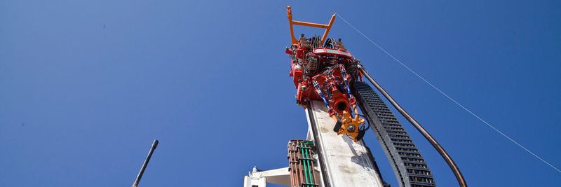 Auch der „Pipe Handler“ für das Handling des Bohrgestänges ist mit einer igus-Energiekette ausgestattet.