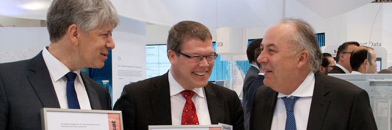BMWi-Staatssekretär Matthias Machnig (rechts) hat die TCDP-Zertifikate auf der diesjährigen CeBIT an VDG-Geschäftsführer Dr. Carsten Braatz (links) und Uniscon-Geschäftsführer Dr. Hubert Jäger (Mitte) übergeben.