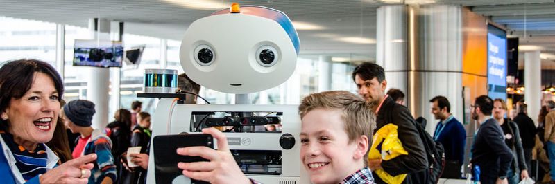 Spencer ist der Prototyp eines intelligenten Serviceroboters. Er hilft Passagieren am Flughafen weiter, das richtige Gate zu finden und agiert dabei rücksichtsvoll mit seiner Umgebung. Nur Sprechen und Koffer tragen kann er bisher noch nicht.