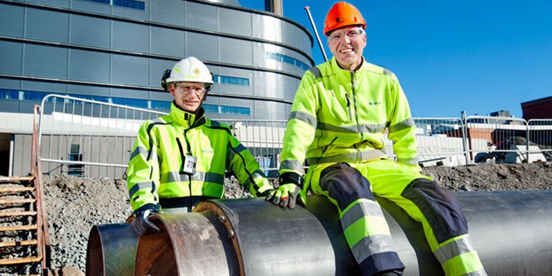 Im Stadtteil Värtahamnen liegen jetzt die Verbindungsrohre, die das von Bahnhof Datacenters geplante neue Rechenzentrum "Elementica" mit dem Biomasseheizkraftwerk (BMHKW) von Fortum Värme, das in unmittelbarer Nähe liegt, mit Abwärme versorgt.