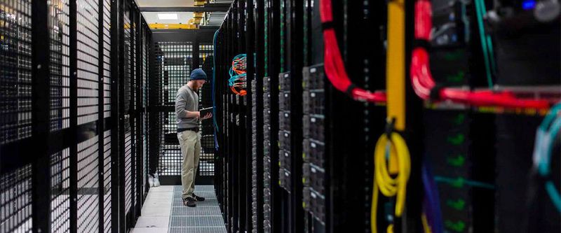 Ein Administrator von Mailchimp.com bei der Arbeit in einem Co-Location-Datacenter.