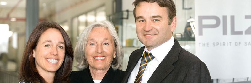 Freuen sich über den höchsten Umsatz der Firmengeschichte von Pilz (v.l.n.r.): Susanne Kunschert, Geschäftsführende Gesellschafterin, Renate Pilz, Vorsitzende der Geschäftsführung, Thomas Pilz, Geschäftsführender Gesellschafter.