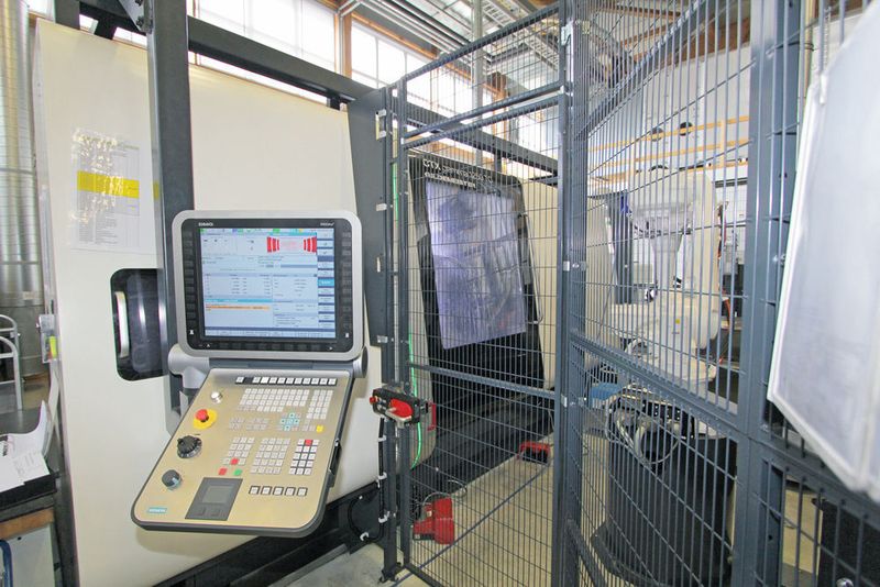 Bild 1: Die technikübergreifende Maschinensteuerung ermöglicht sämtliche Bearbeitungsmethoden und Funktionen dieses Dreh-Fräszentrums, das von einem Roboter beladen wird.