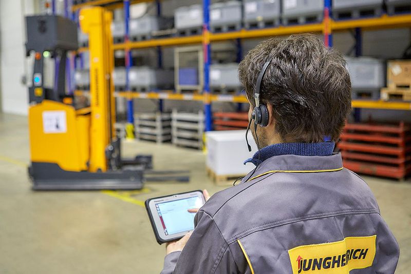 In der Fabrik der Zukunft sollen Gabelstapler über Sprache und Gesten gesteuert werden.