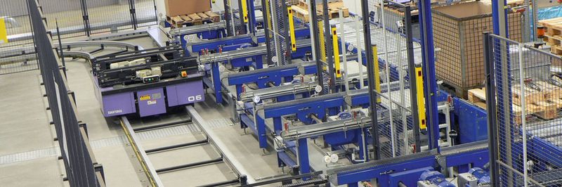 Insgesamt deckt der Materialfluss drei Bereiche im Betrieb ab: Anlieferung, Produktion und Versand (im Bild die Kommissionierzone). Anlieferung und Versand von Ware entziehen sich allerdings dem Einfluss des Unternehmens.