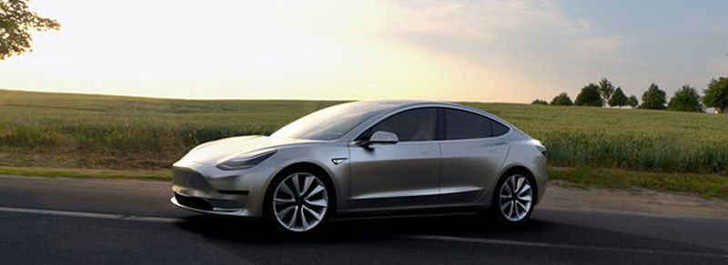 Der Elektroautohersteller Tesla hat sein erstes strombetriebenes Fahrzeug für den Massenmarkt vorgestellt.