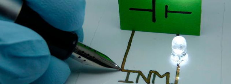 Auf der Hannover Messe zeigt das Saarbrücker Leibniz-Institut für Neue Materialien sogenannte Hybrid-Tinten, mit denen sich Leiterbahnen direkt per Füller auf Papier auftragen lassen.