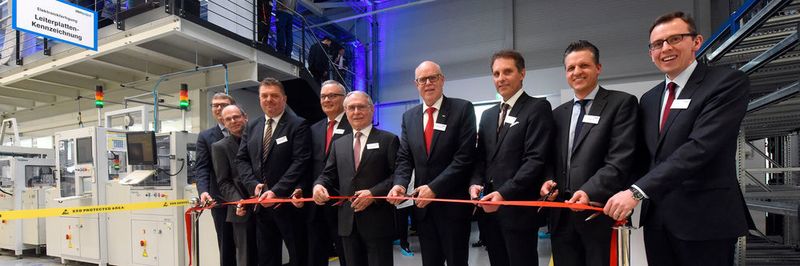 EBM-Papst eröffnet den ersten Bauabschnitts in St. Georgen-Hagenmoos (v.l.): Personalleiter Ralf Sturm, Architekt Peter Stollbert, Geschäftsführer Dirk Schallock, Bürgermeister Michael Rieger, Gesellschafter Gerhard Sturm, Vorsitzender der Geschäftsführung Rainer Hundsdörfer, Gesellschafter Jan Philippiak, MdB Thorsten Frei und Landrat Sven Hinterseh.