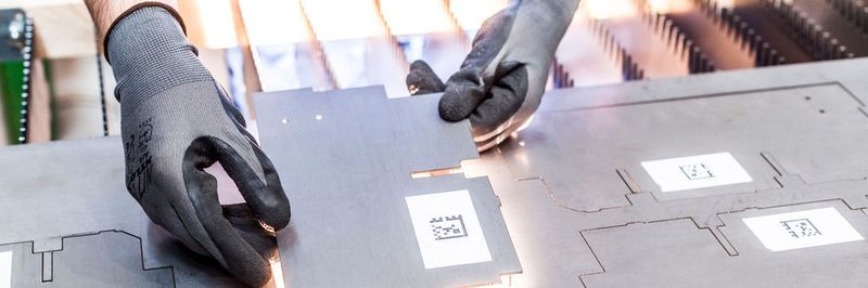 Das Absortieren von Blechbauteilen nach dem Schneidprozess ist nach wie vor fast immer ein manueller Prozess. Die undefinierte Lage der Teile und die reflektieren Flächen erschweren eine sensorielle Erfassung und eine automatische Absortierung.