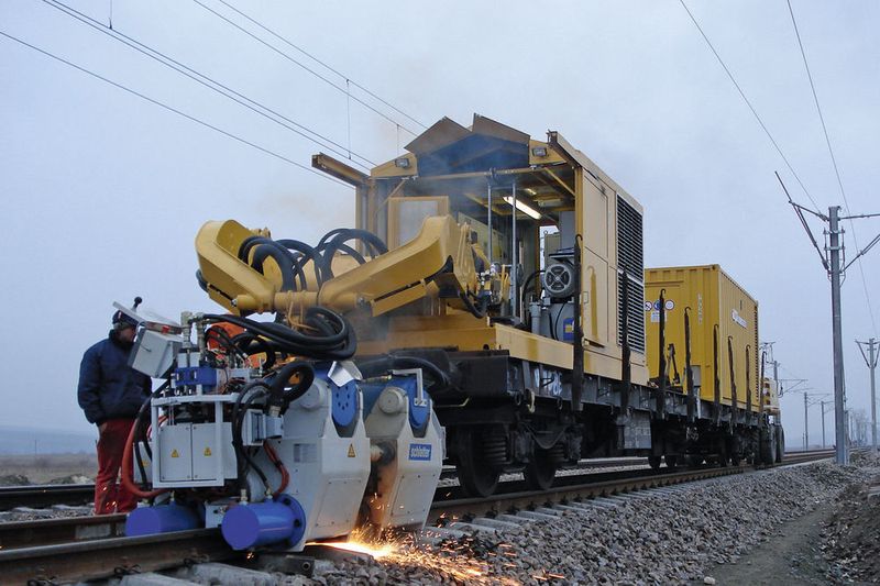 Schlatter erzeugt auch ortsfeste und mobile Anlagen zum nahtlosen Verschweissen von Eisenbahnschienen.
