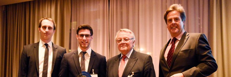 Stellvertretend für das Gewinnerteam „Random Wood“ nahm Sven Thelen, einer der drei Gewinner der Case-Competition 2016, den Preis entgegen (v. l. n. r.: Dr. Christian Hoffart, Sven Thelen, Professor Walter Eversheim und Professor Stich)