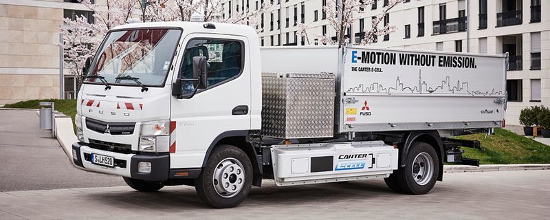 In Stuttgart fahren in den nächsten zwölf Monaten vier Fuso Sechstonner-Lkw mit rein elektrischem Antrieb. Zwei der Canter E-Cell mit Kipperaufbau und einer Nutzlast von 2,5 Tonnen werden im städtischen Landschaftsbaubetrieb eingesetzt