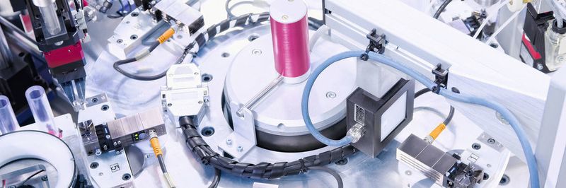 Insgesamt sechs Schunk EGP Kleinteilegreifer gewährleisten in der Bearbeitungs- und Prüfzelle ein zuverlässiges Handling der Kunststoffteile.