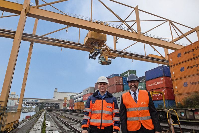 Der Hafenkran am Terminal Nord des Containerhafens in Basel arbeitet im 24-Stunden-Betrieb, weshalb absolute Zuverlässigkeit aller Komponenten erforderlich ist. Auf dem Bild: Sven Zölle, Manager Terminal und M&R, Contargo AG (links), und Theo Diehl, Branchenmanager Krantechnik, Igus GmbH.
