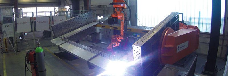Bei Allucan werden Schweißarbeiten mit dem Roboter erledigt.