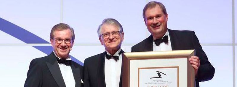 Dr. Frank Heinricht (Rechts), Vorstandsvorsitzender von Schott, nimmt von Physiknobelpreisträger Prof. Dr. Klaus von Klitzing (Mitte) den Innovationspreis der deutschen Wirtschaft in der Kategorie Großunternehmen entgegen. Links: ARD-Tagesschau-Moderator Jan Hofer.