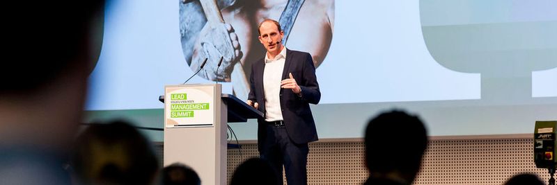 „Wenn Du morgens keinen Grund hast, aufzustehen, bleib lieber liegen!“ – nur ein (be-)merkenswerter Satz aus der Abschluss-Keynote von Olympia-Sieger Thomas Lurz beim Lead Management Summit 2016.