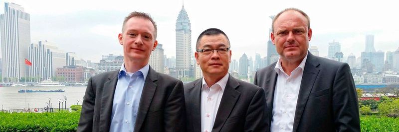 Bauen RSACI gemeinsam auf: Oliver-Karsten Thormählen (r.) und Frank Rottmann-Simon (l.), beide GF der Rieck Sea Air Cargo International, und Shiye Zhou, Managing Director Greater China der Rieck Logistik-Gruppe.