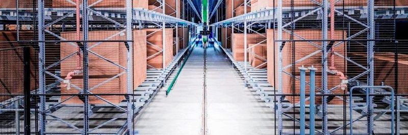Im Rohwarenlager werden die unterschiedlichsten Formatwaren ohne Unterpalette und Ladungssicherung transportiert und gelagert.