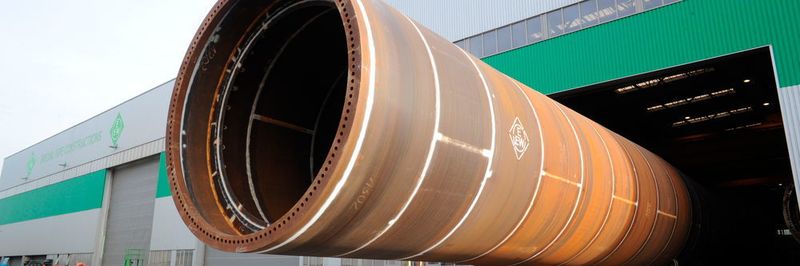 Was für ein Rohr: Das weltweit größte Monopile verlässt die Produktionshalle von EEW Special Pipe Constructions in Rostock.