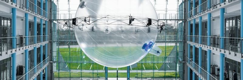 Mit dem Free Motion Handling zeigt Festo ein autonom fliegendes Assistenzsystem, das problemlos mit dem Menschen interagieren und ihn bei schweren Arbeiten unterstützen kann.