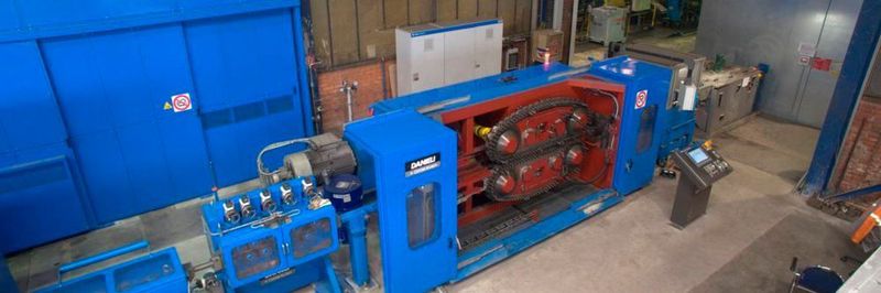 Kamen bislang für das Ziehen der Stäbe herkömmliche Kurvenscheibenmaschinen zum Einsatz, setzen die Deutschen Edelstahlwerke in der neuen Fertigung auf eine Raupenzugmaschine der Firma Danieli.